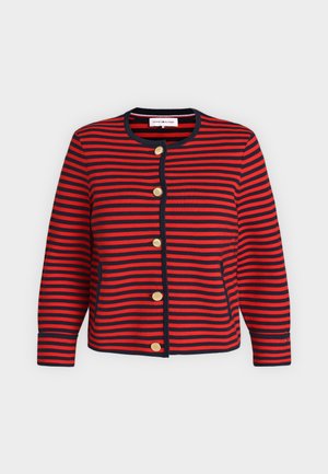 Rood en marineblauwe horizontaal gestreepte cardigan met een ronde hals, lange mouwen, gouden knopen aan de voorkant en aangesloten manchetten op een effen achtergrond.