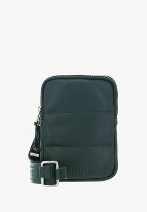 Sac bandoulière synthétique vert foncé avec une texture lisse, fermeture à glissière et sangle réglable avec une boucle argentée. Logo JOST embossé.