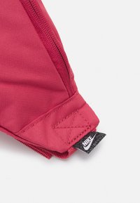 Nike Sportswear HERITAGE WAISTPACK UNISEX - Bolsa de cintura - archaeo pink/metalic bronze