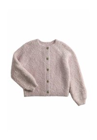 Cárdigan de punto rosa esponjoso con escote redondo, mangas largas abullonadas y cinco botones verdes en la parte delantera.