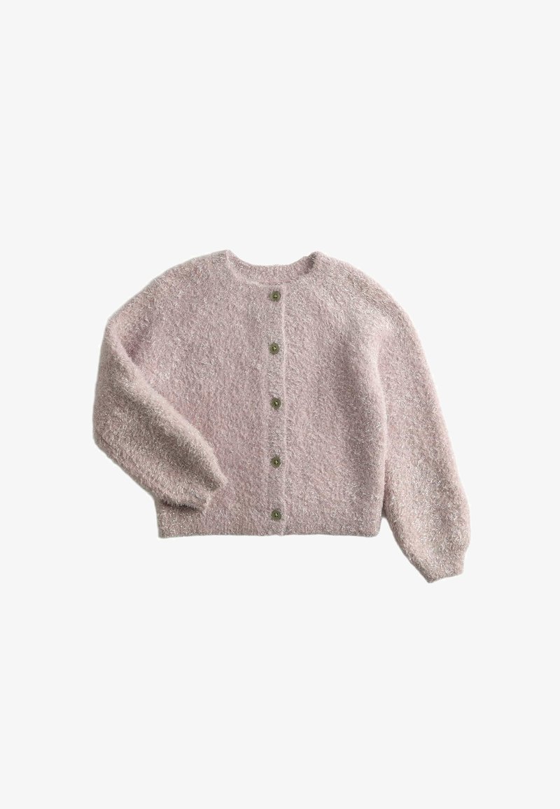 Cárdigan de punto rosa esponjoso con escote redondo, mangas largas abullonadas y cinco botones verdes en la parte delantera.