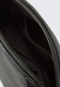 Pouch grigio testurizzato con zip e fodera nera. Presenta più scomparti e una zip liscia. Il materiale sembra resistente e leggero.