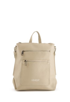 Beige Leder-Rucksack mit strukturierter Oberfläche, ausgestattet mit mehreren mit Reißverschluss versehenen Taschen, einem oberen Griff und weißer Logo-Stickerei auf der Vorderseite.