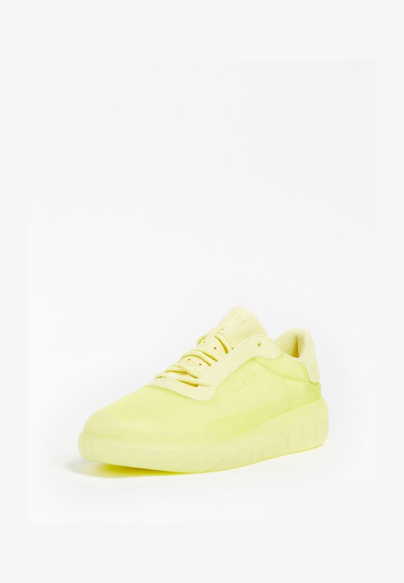 Baskets vert citron en mesh et caoutchouc, bout rond, lacets plats, et détails texturés sur une semelle coussinée.