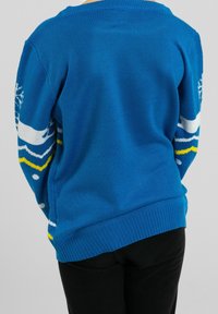 Maglione blu lavorato a maglia con motivi bianchi, gialli e grigi sulle maniche; colletto e orlo a coste, vestibilità comoda, tessuto testurizzato.