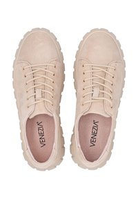 Beige Wildleder Schnürschuhe mit strukturierter Oberfläche, leichtem Gummisohle und gepolstertem Innenfutter. Sichtbares Markenlogo innen.