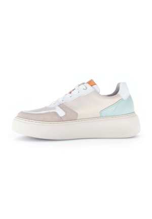 Sneaker in wit, lichtgrijs en mintgroen suède en leer. Beschikt over een chunky witte zool, oranje accent en vetersluiting.