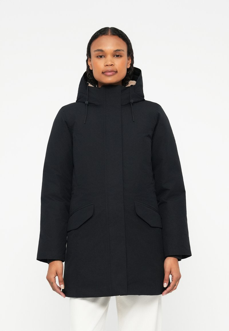 Μαύρο μονωμένο παρκά με κουκούλα, που διαθέτει φερμουάρ μπροστά, δύο πλάγιες τσέπες και άνετη εφαρμογή. Λείος υφασμάτινος κατασκευής και ανθεκτικό ύφασμα.