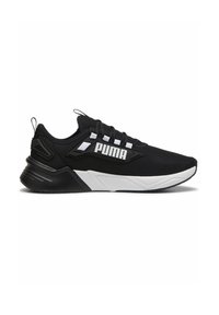 Chaussure de sport noire avec un dessus en maille, accents blancs et semelle texturée. Les caractéristiques incluent des lacets, un branding et un talon rembourré pour le soutien.