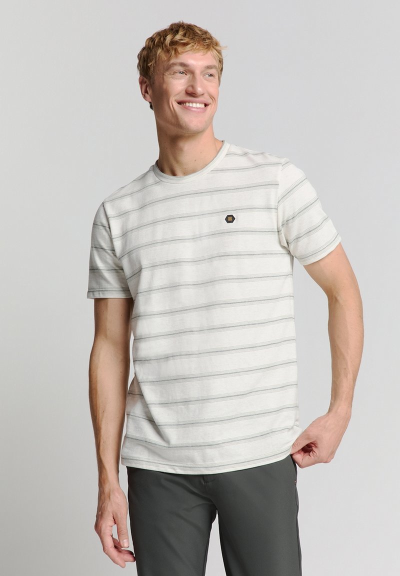 Wit gestreept T-shirt van een zachte stof, met horizontale grijze strepen en een klein hexagonaal logo op de borst. Korte mouwen.