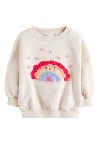 Světlý krémový svetr s nařasenými rukávy, zdobený barevným duhovým motivem z plyšových textur a pastelovými bambulkami.