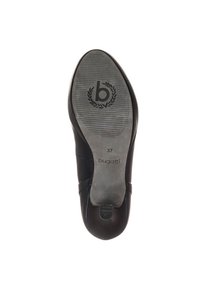 Svart lädersula med en texturerad yta, märkt med "bugatti" och en cirkulär logotyp. Storlek 37 angiven. Släta kanter och rundad design.