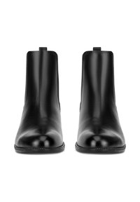 Melnas ādas potīšu zābaki ar gludu tekstūru, noapaļotu purngalu, zemu papēdi un aizmugures cilpu. Iespējota minimālistiska dizaina bez redzamiem aksesuāriem.