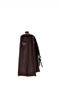 Serviette en cuir marron foncé vue de côté avec une boucle en métal et une bandoulière sur fond blanc.