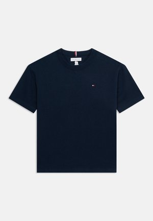 T-shirt bleu marine à manches courtes et col rond avec petit logo drapeau Tommy Hilfiger sur la poitrine gauche et étiquette de marque au niveau du col.
