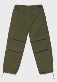 Pantalons légers vert olive avec une taille élastique à cordon de serrage, des poches latérales et des jambes fuselées dotées de poignets ajustables pour un maintien sécurisé.