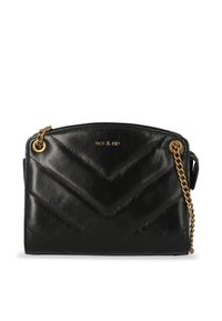 Borsa a mano in pelle nera con trapuntatura a zigzag, tracolla in catena dorata e chiusura con cerniera. Presenta il marchio impresso sulla parte anteriore.