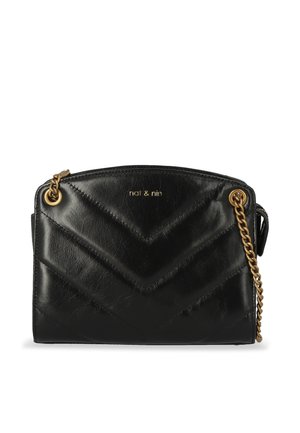 Schwarze Lederhandtasche mit Chevron-Steppung, goldfarbener Kettenriemen und Reißverschluss. Mit geprägtem Branding auf der Vorderseite.