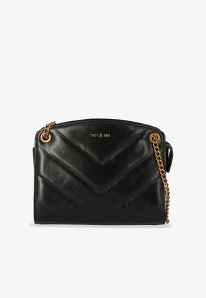 Bolso de cuero negro con acolchado en forma de Chevron, correa de cadena tono dorado y cierre de cremallera. Presenta el logotipo grabado en la parte frontal.