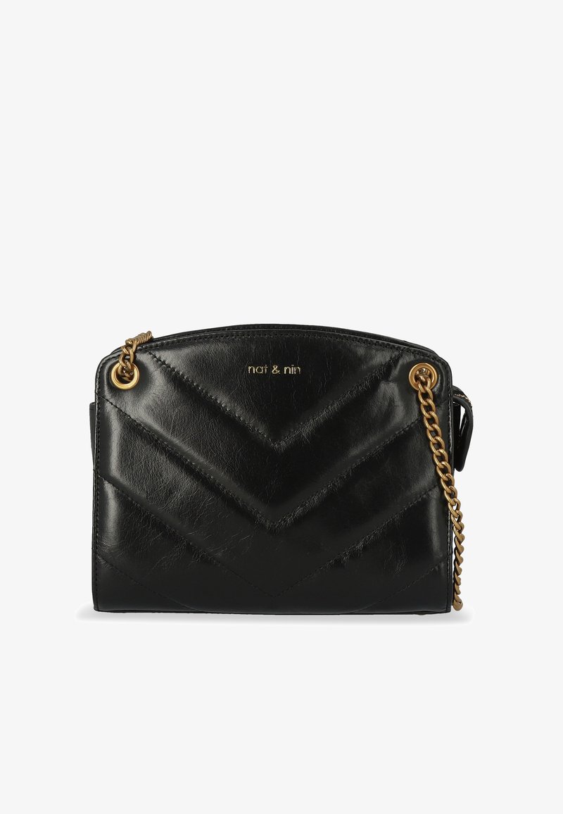 Borsa a mano in pelle nera con trapuntatura a zigzag, tracolla in catena dorata e chiusura con cerniera. Presenta il marchio impresso sulla parte anteriore.