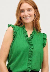 Groene blouse met een gerimpelde kraag en mouwen, een gestructureerde stof en een uitlopende vorm voor een casual pasvorm.