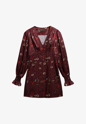 Robe florale bordeaux avec de longues manches ballon, un décolleté en V, des poignets smockés et un devant boutonné orné de motifs de fleurs rouges et blanches.