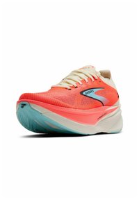 Zapatilla de running con una parte superior de malla naranja transpirable, cordones de color crema claro y suela azul. Presenta una entresuela gruesa y acolchada para mayor soporte.