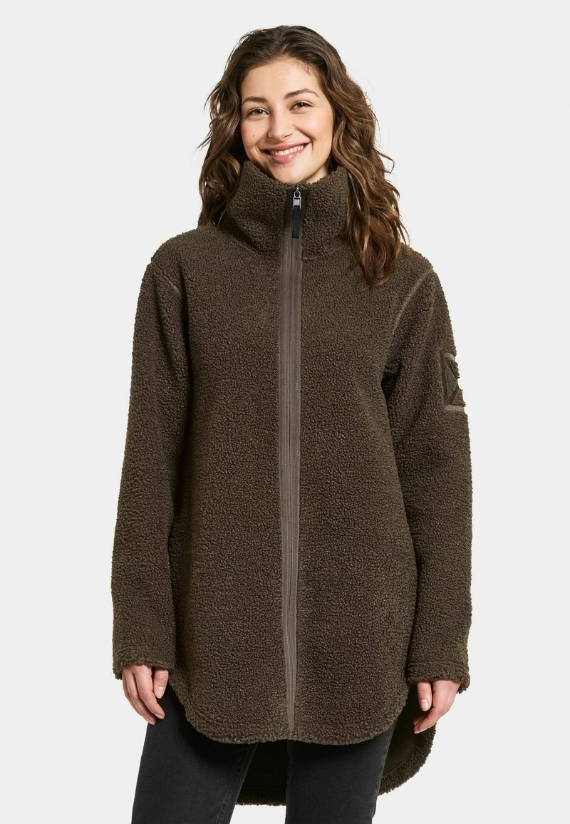 Brun fleecejacka med hög krage, framtida dragkedja och långa ärmar. Har en rundad nederkant och texturerat tyg.