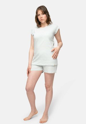 Lichtblauw en wit gestreept pyjama-set met korte mouwen, gemaakt van zachte stof; bestaat uit een losse top en shorts met een knoopdetail.