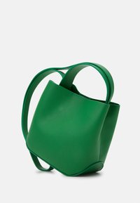 Borsa in pelle verde con una forma strutturata, texture liscia e doppi manici. Presenta un design minimalista e una base che si assottiglia leggermente.