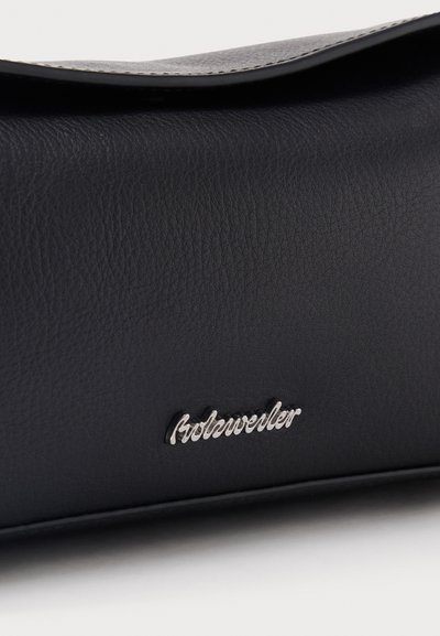 Schwarze Lederhandtasche mit strukturierter Oberfläche und silbernem, kursivem "Bikkembergs"-Logo auf der Vorderseite nahe dem unteren Rand.