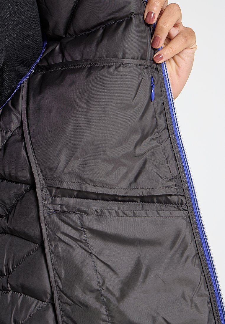 Schwarze Daunenjacke mit glattem Innenfutter, lila Reißverschluss und zwei Reißverschlusstaschen. Der Stoff wirkt leicht und isoliert.