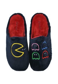 Zapatillas de felpa azul marino con interior rojo; la zapatilla izquierda muestra a Pac-Man amarillo, mientras que la zapatilla derecha muestra cuatro fantasmas coloridos del juego.