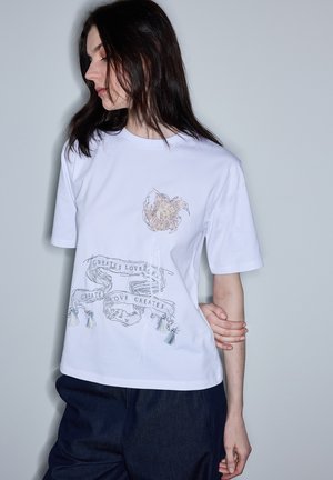 - T-shirt z nadrukiem