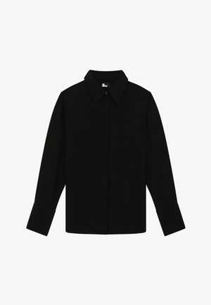 Zwart shirt met lange mouwen, spitse kraag en knoopsluiting. Gladde stof, getailleerde pasvorm en brede manchetten met subtiele merkinvulling.