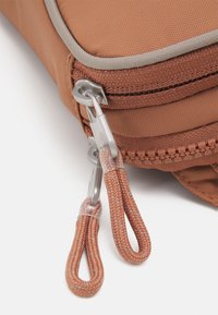 Nike Sportswear ESSENTIALS CROSSBODY UNISEX - Mala a tiracolo - mineral clay/white