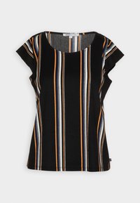Top de rayas negras con mangas cortas y volantes. Presenta rayas verticales en naranja, azul y blanco sobre una tela texturizada. Escote redondeado.
