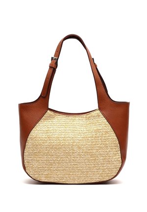 Sac cabas en cuir marron et paille tressée avec bandoulière réglable et forme rectangulaire arrondie sur fond blanc.