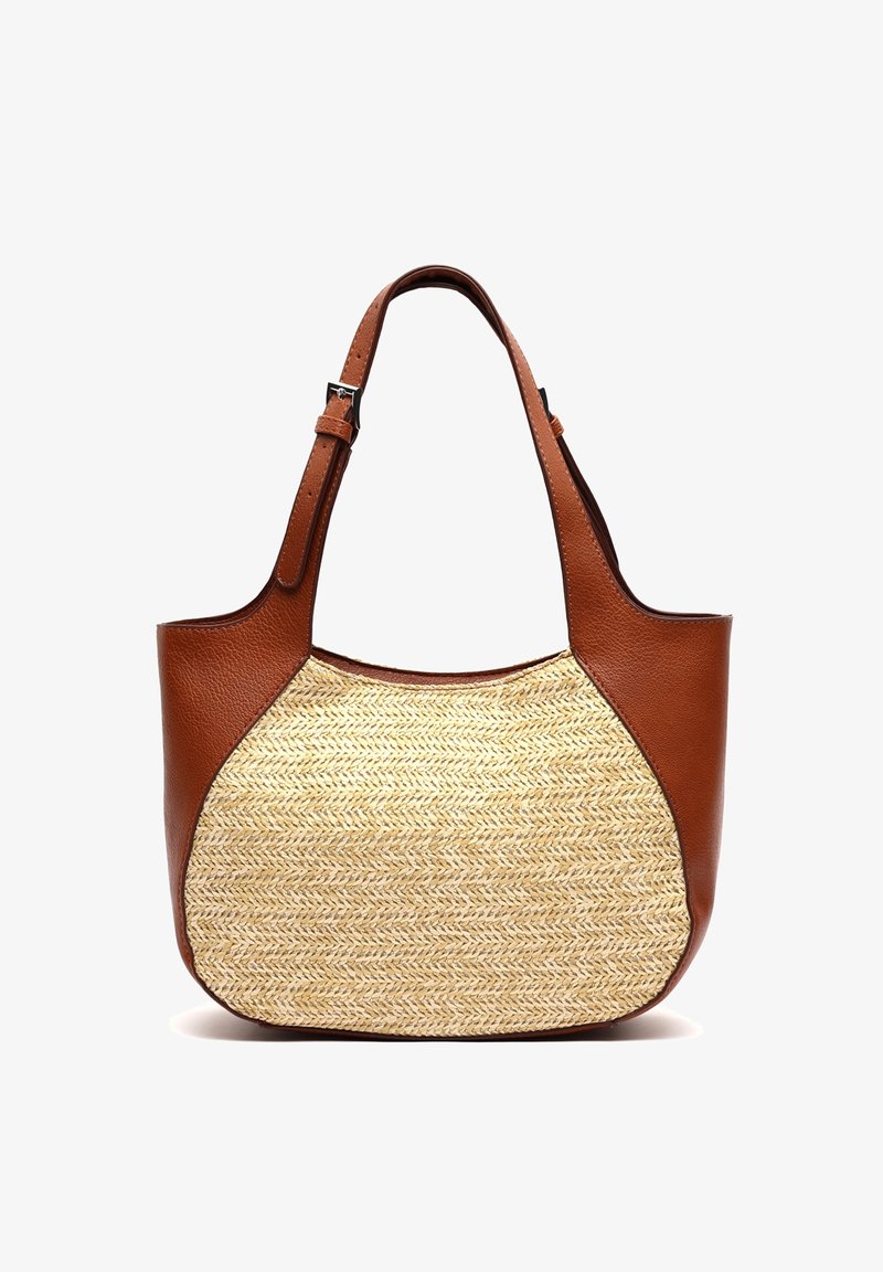 Sac cabas en cuir marron et paille tressée avec bandoulière réglable et forme rectangulaire arrondie sur fond blanc.