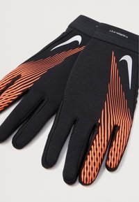 Melni sporta cimdi ar oranžām svītrām, izgatavoti no elastīga auduma. Ar Nike logo baltā krāsā uz plaukstas un pirkstiem.