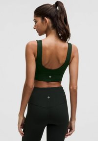 Sutien sport dark green cu bretele late, design cu spate rotunjit și detaliu logo. Asortat cu colanți dark green cu talie înaltă. Textură fină.