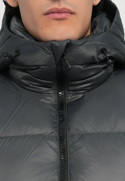 Grau gepolsterte Jacke mit hohem Kragen, Reißverschluss und verstellbarem Kordelzug. Glänzende Oberfläche mit gesteppten Einsätzen und schwarzen Reißverschlussdetails.