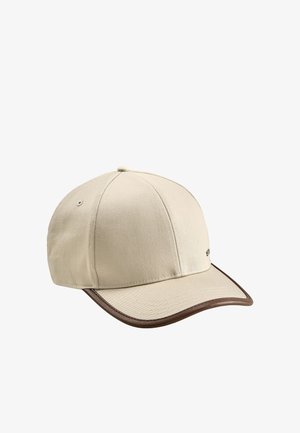 Beige katoenen pet met een gebogen bruine klep, zevenpanelen ontwerp en een klein logo aan de zijkant. Glad textuur, geen zichtbare patronen.