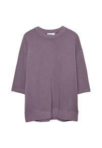 Luźna mauve'owa bluza crewneck z opadającymi ramionami i krótkimi rękawami, z prążkowanym kołnierzem, mankietami i dołem, wyeksponowana na białym tle.