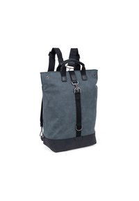Blauwe canvas rugzak met zwarte accenten, rechthoekige vorm, verstelbare schouderbanden, een handvat aan de bovenkant en details van metalen hardware.