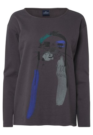 T-shirt a maniche lunghe, di colore grigio scuro, con una stampa grafica colorata di un volto animale, caratterizzata da accenti turchesi, blu e grigi. Materiale in cotone morbido.