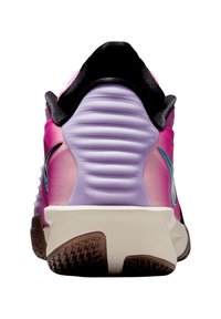 Vista posteriore di una scarpa da atletica rosa e viola con fodera interna nera e suola bianca con battistrada marrone.