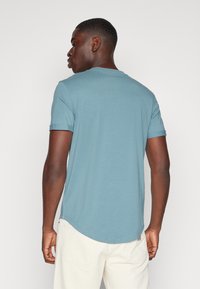 Calvin Klein Jeans BADGE TURN UP SLEEVE - T-shirts - goblin blue