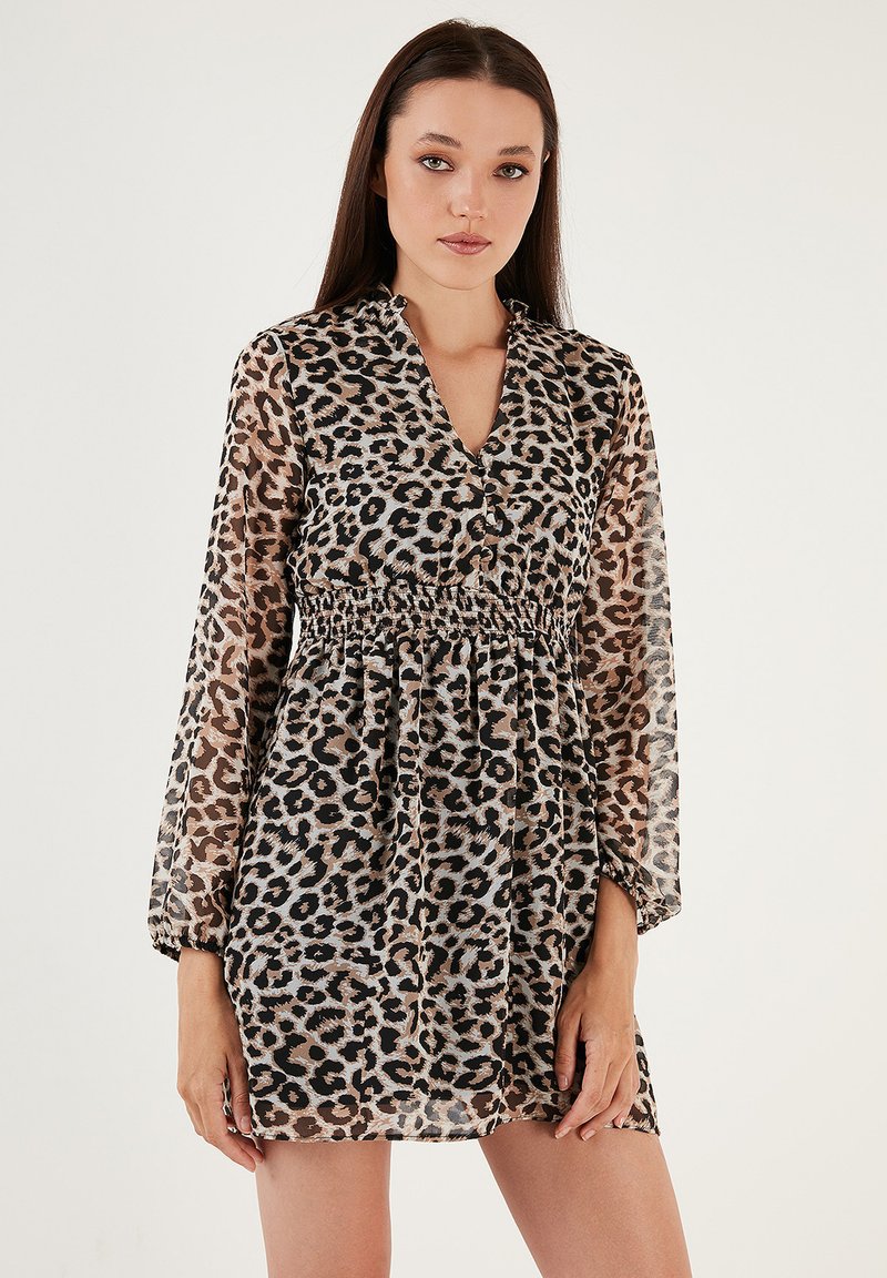 Leopardprint jurk van lichte, doorschijnende stof. Heeft een v-hals, lange mouwen, een smocktail en een ontspannen pasvorm.