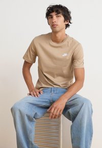 Nike Sportswear CLUB TEE - Navadna majica - khaki